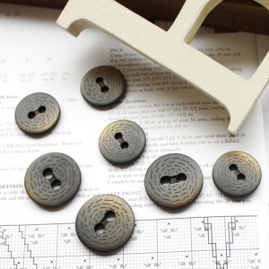 【金属ボタン】イエローツートーン櫛飾りボタン（25mm、30mm）
